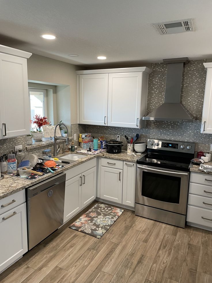 Cocina desordenada con utensilios