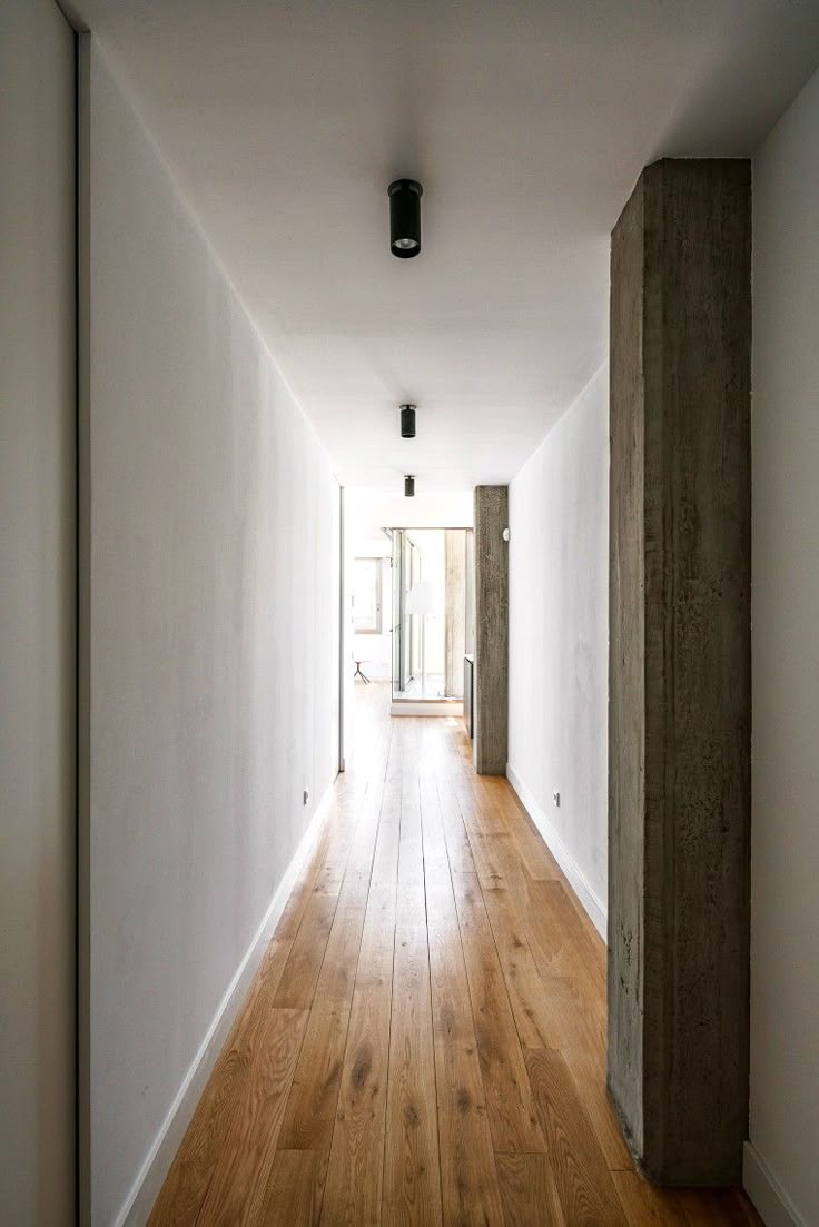 Pasillo estrecho vacío