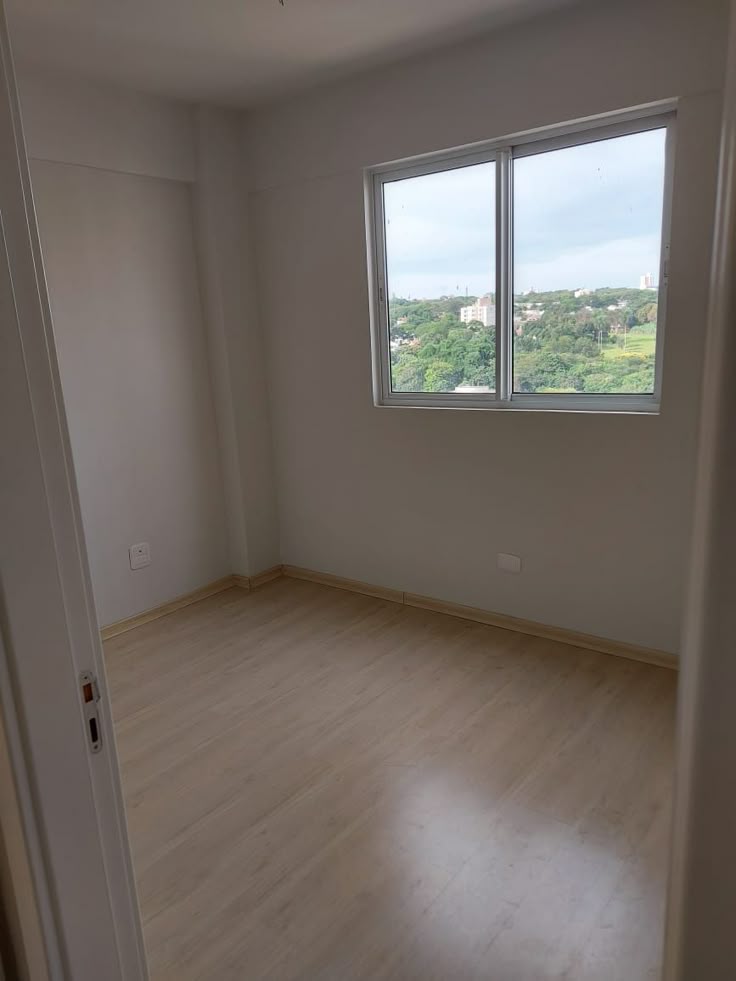 Habitación pequeña vacía